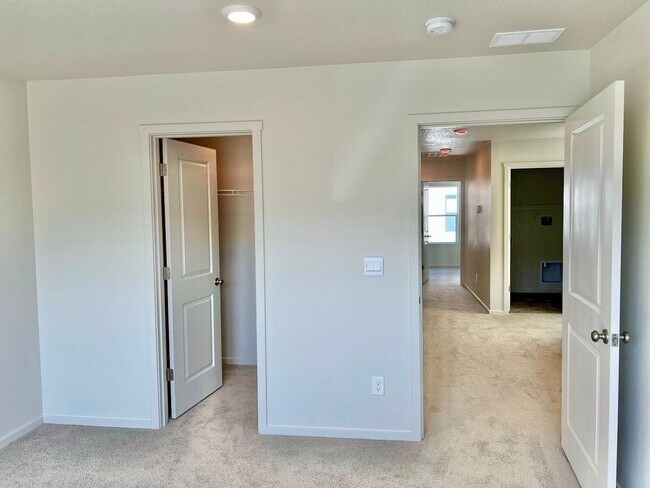 Building Photo - FREE RENT!! NEARLY NEW  HOME IN EZ LIVING ...