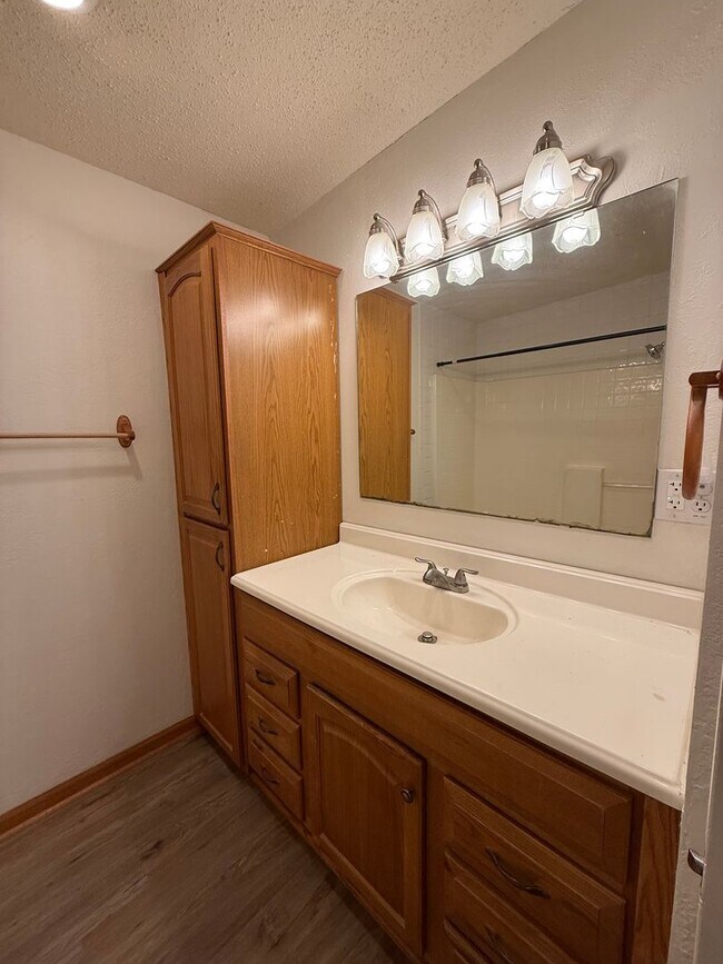 Building Photo - Spacious 4 bedroom, 2 bath home AVAILABLE NOW!