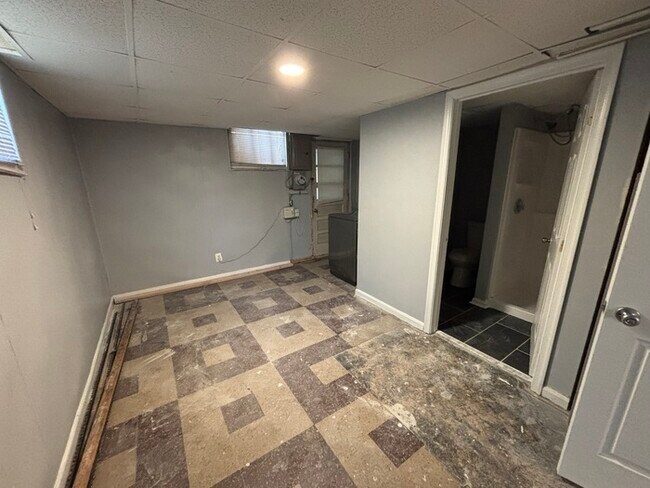 Building Photo - 3 bedroom 2 bathrooms