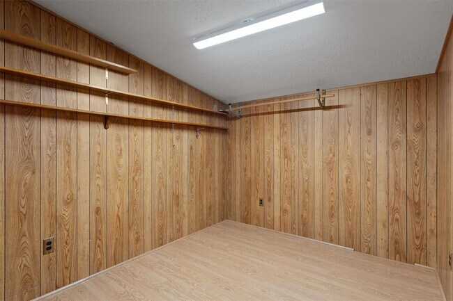 Building Photo - 701 Riverwood Dr