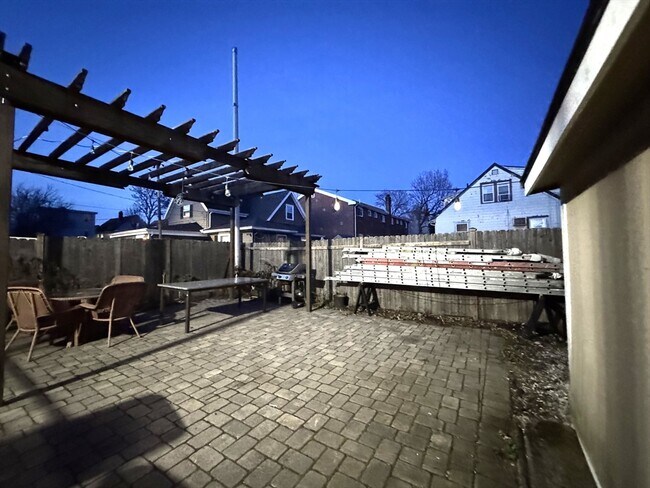 Building Photo - 41 Staples Ave