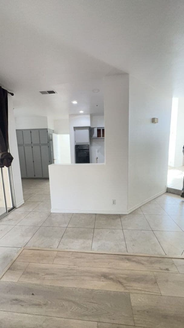 Building Photo - Welcome Home to This Spacious Fontana Rental!!