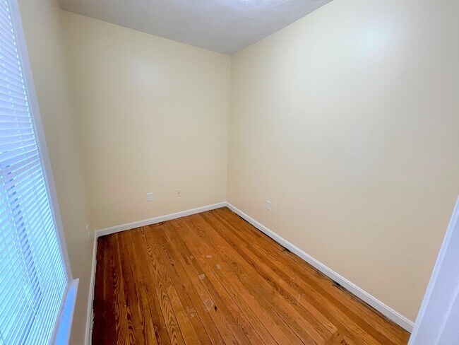 Building Photo - 203 Holland St