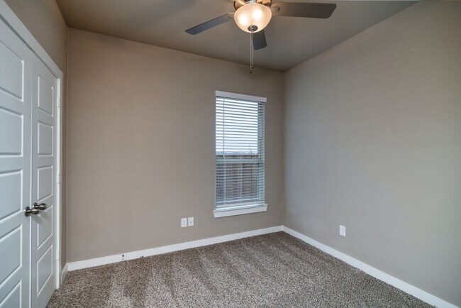 Building Photo - GORGEOUS 3 BEDROOM DUPLEX LOCATED IN MIDLO...