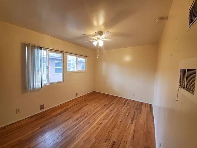 Building Photo - 1-Bedroom 1 bath unit in Van Nuys