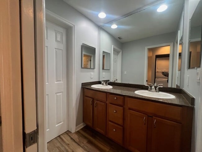 Building Photo - ONE MONTH FREE RENT  2 Bedroom/2 Bathrrom ...