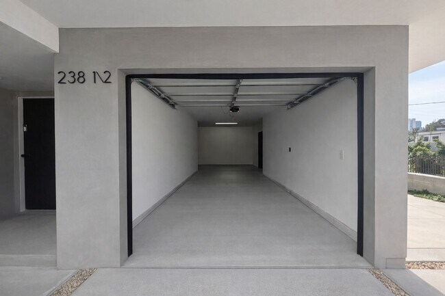 Building Photo - 3 BED | 3 BATH | 1,900 SQ FT | FULLY REMODELED + FURNISHED 3-LEVEL HOME WITH PRIVATE ROOFTOP DECK