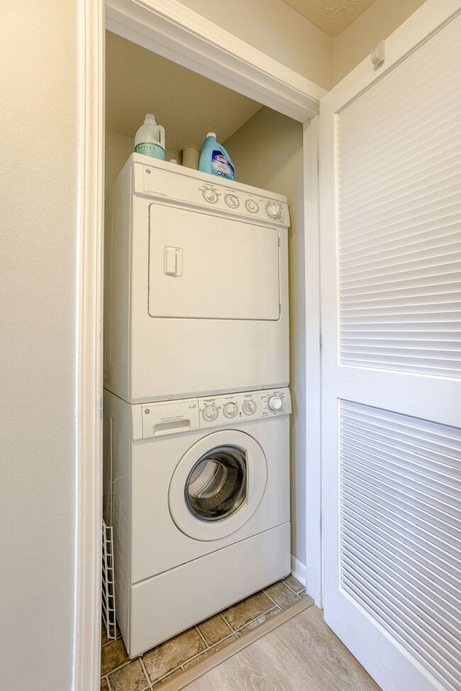 Building Photo - Short Term Furnished 3 Bedroom Townhome!!
