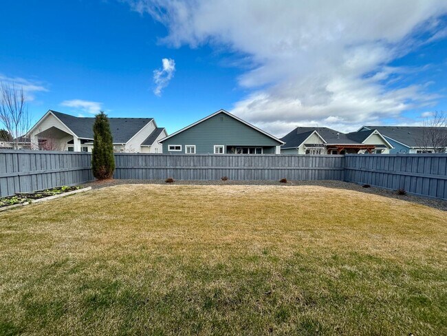 Building Photo - Gorgeous 3 bedroom 2 bathroom Home in Nampa