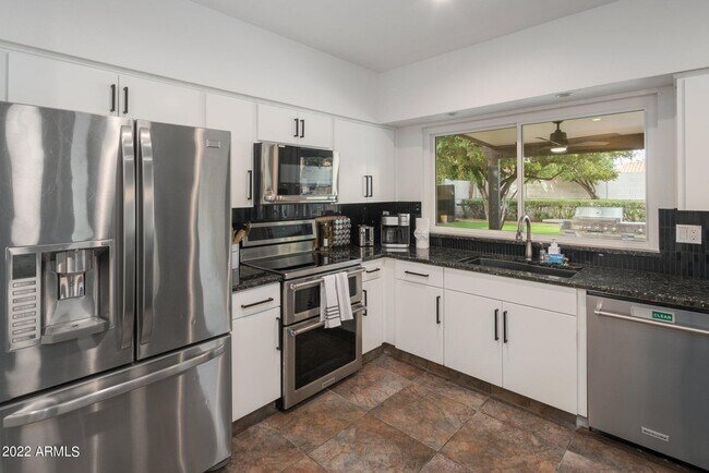 Building Photo - 5408 E Kelton Ln