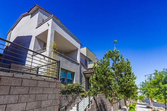 Building Photo - Summerlin Beauty With Bed and Bath On 1st Floor