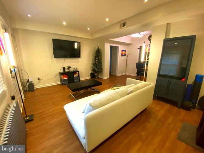 Building Photo - 903 S Frederick St