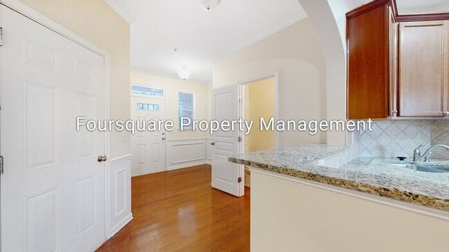 Building Photo - Town Home | Screened Back Porch | One Car ...