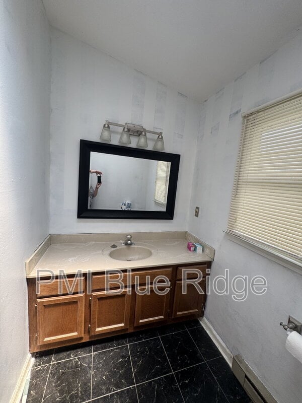 Building Photo - 10 Laurel Brook Dr