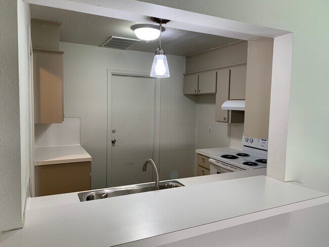 Building Photo - 902 W Edgewater St