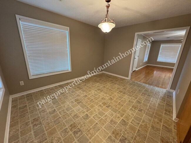 Building Photo - Charming 2-bedroom, 1-bath