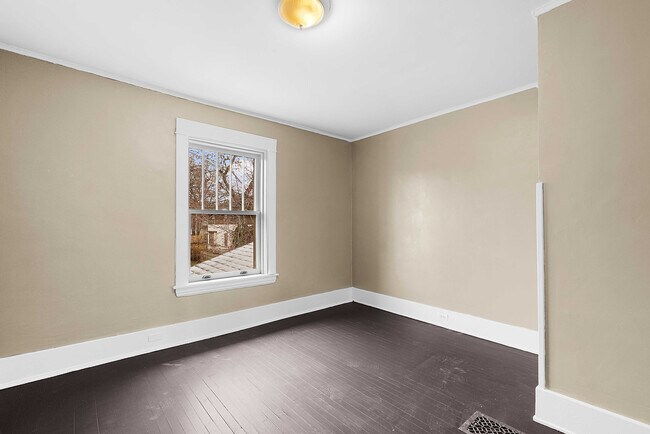 Building Photo - 910 Worden St SE