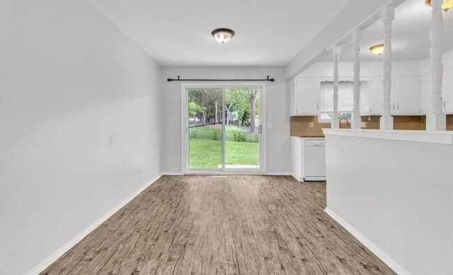 Building Photo - Welcome home to this beautiful Blue Spring...