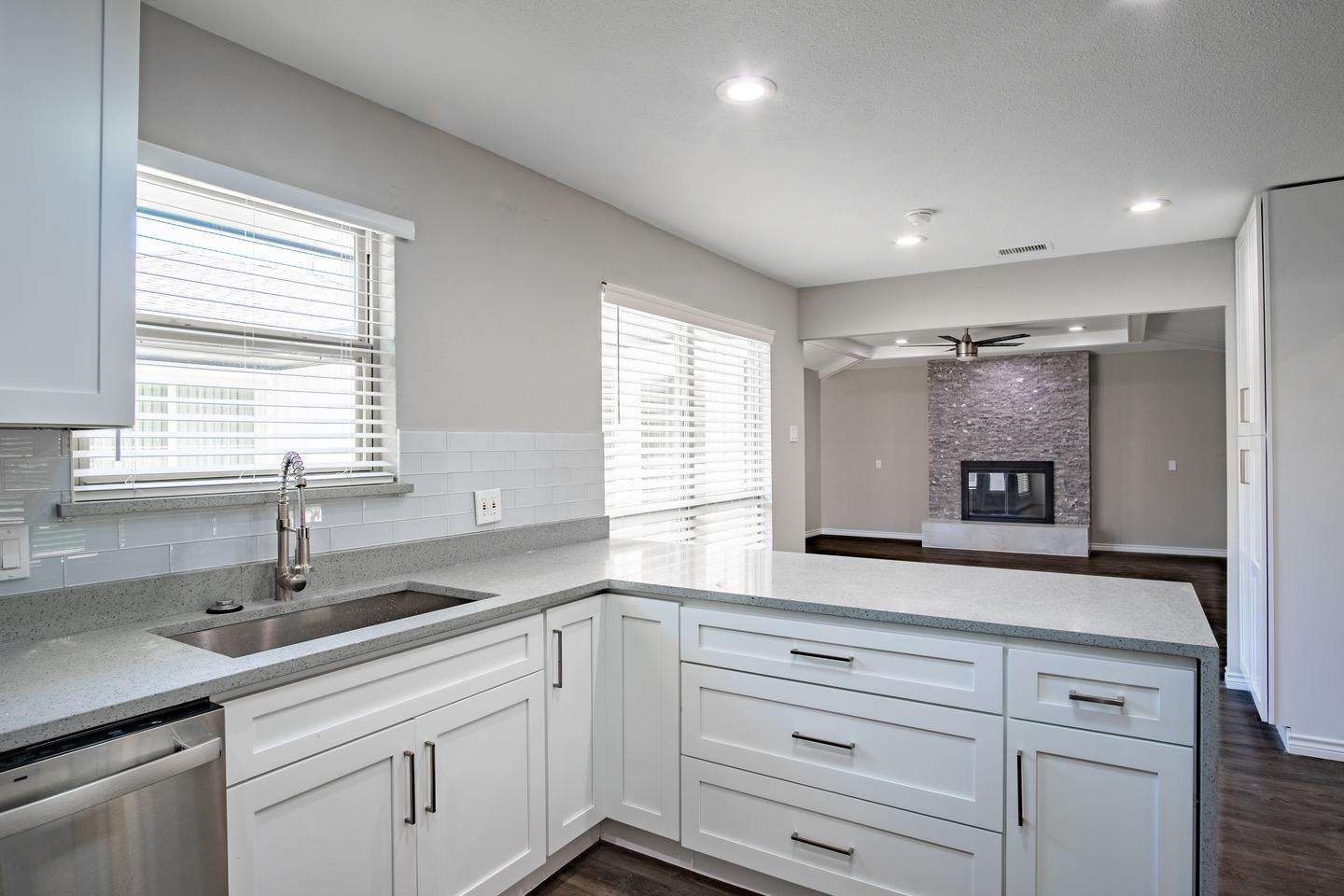 Building Photo - Gorgeous Prestonwood home with in-ground pool & large yard