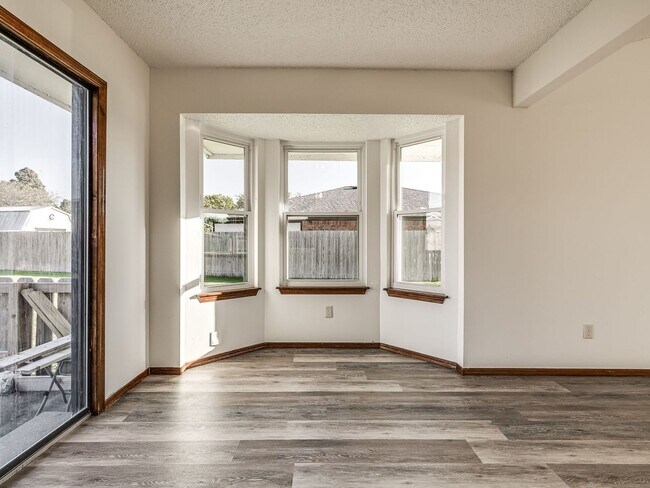 Building Photo - Charming home