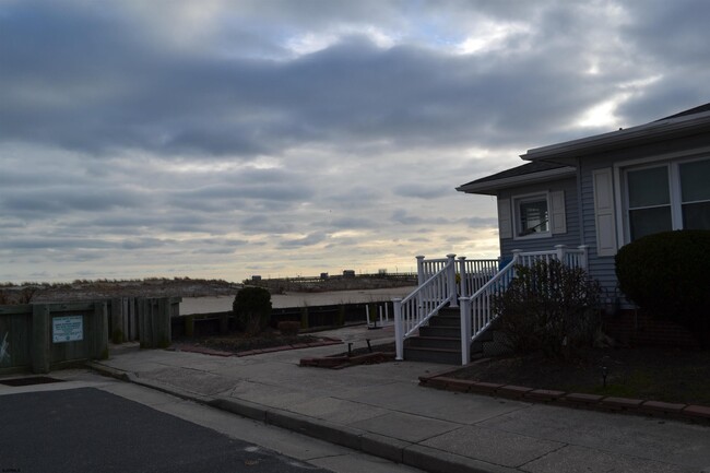 Building Photo - 110 S Clermont Ave