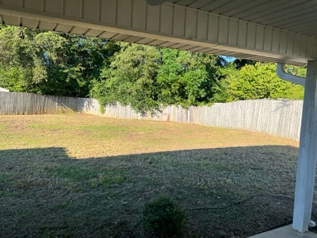 Building Photo - Cozy 3 Bed 2 Bath House! Available August ...