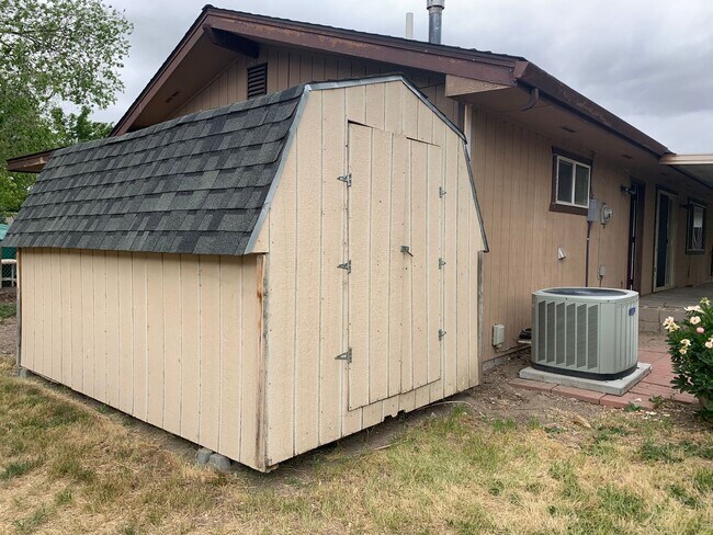Building Photo - 3 Bedroom, 2 bath home in Sunset Village