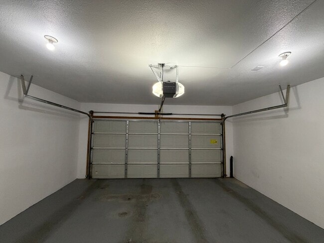 Building Photo - Beautifully Remodeled 3 Bedroom Single Story Home Available Near Golf Course Rd NW & McMahon Blvd...