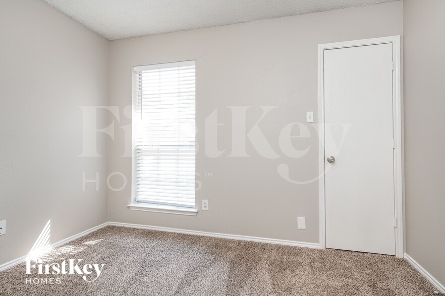 Building Photo - 8128 Modesto Dr