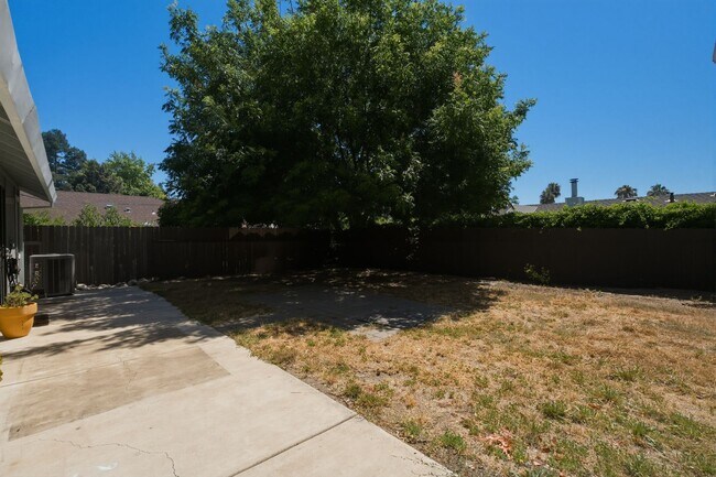 Building Photo - 8034 Fairlands Way
