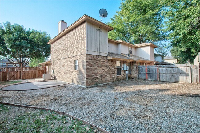 Building Photo - 528 Essex Pl