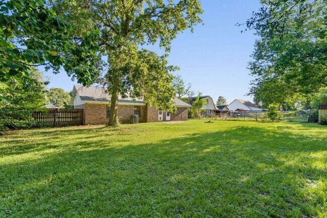 Building Photo - 502 Krest Dr