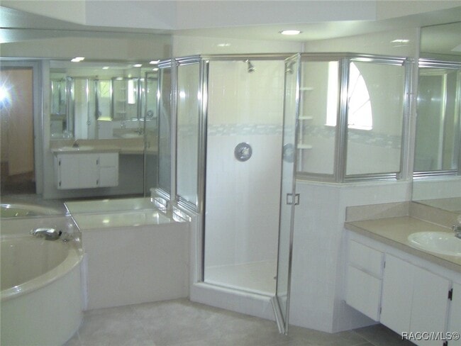 Building Photo - 205 N Entry Oaks Point