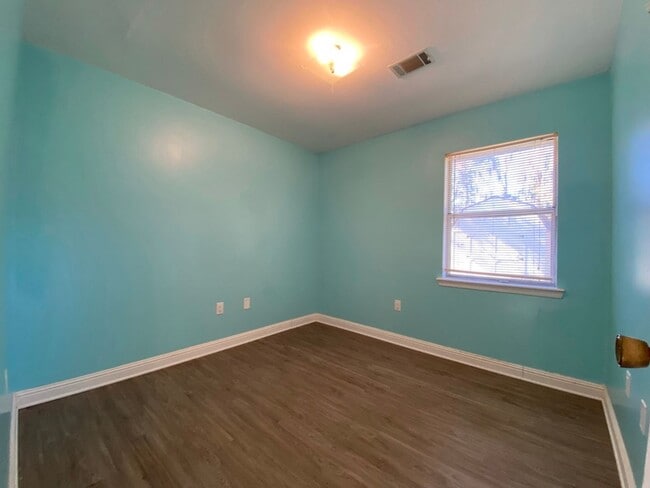 Building Photo - 980 White Cir