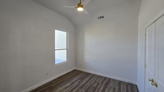 Building Photo - 1011 N Carol Ave