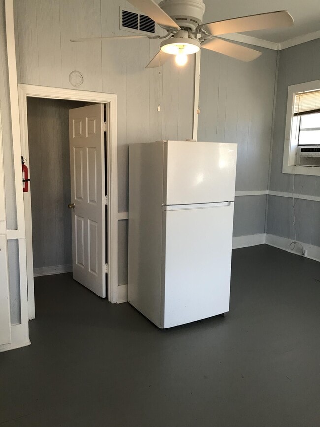 Building Photo - 822 Edwards St