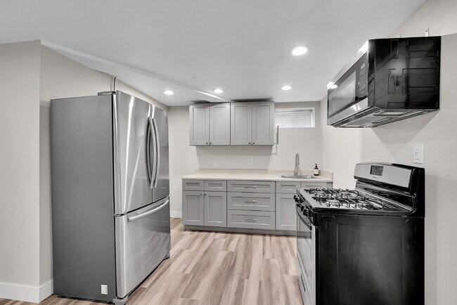 Building Photo - $3,195.00, 5 bed, 2 bath located in Denver