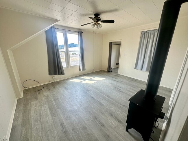 Building Photo - PRELEASING: Available September 2026! 3 bdrm/1 bath House!