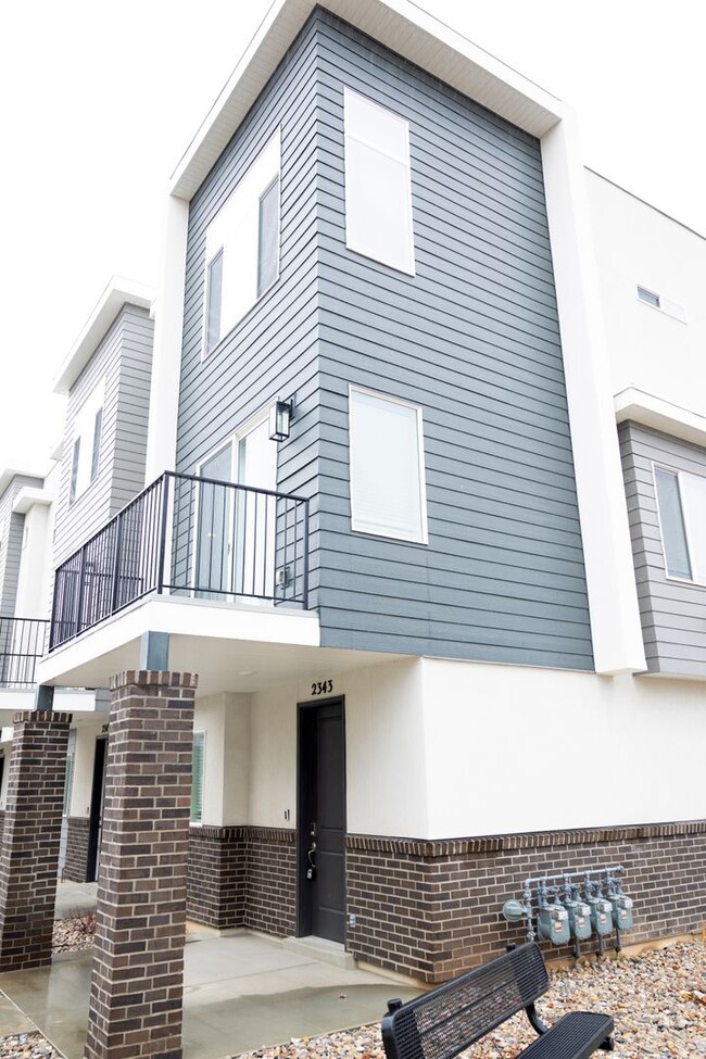 Building Photo - Beautiful new town home built in 2024