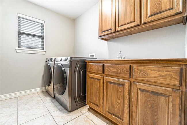 Building Photo - 1141 Torbay Trce