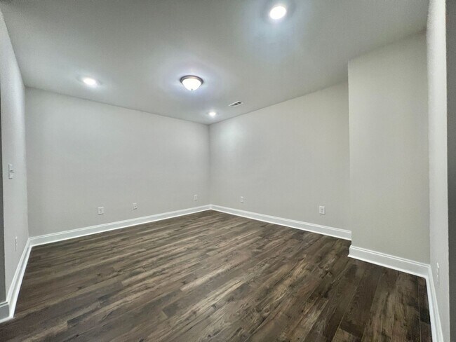 Building Photo - Like New 3 Bed, 4 Bath Townhome w/ 2 Car Garage