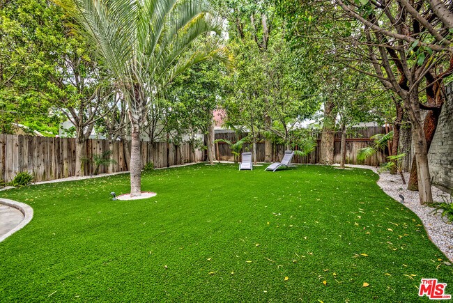 Building Photo - 858 N W Knoll Dr