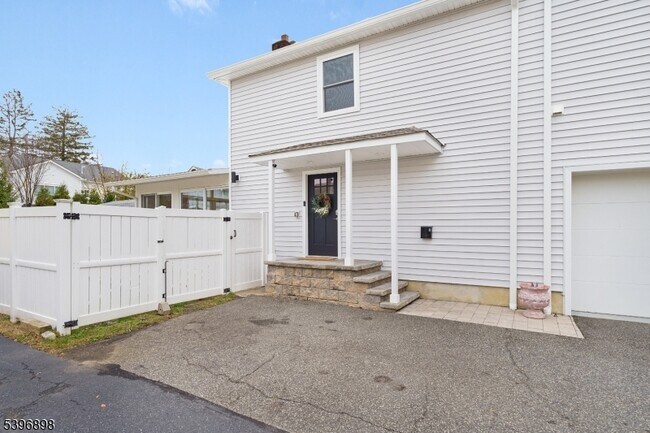 Building Photo - 17 Lathrop Ave