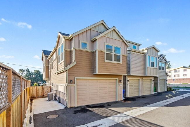 Building Photo - 2 bed 2.5 bath + Bonus Room Newer Construction Home Available Now!