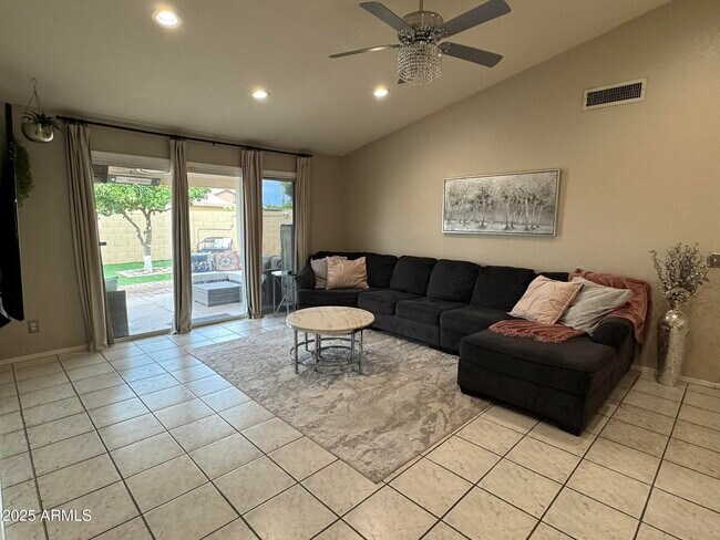 Building Photo - 820 N Owl Dr