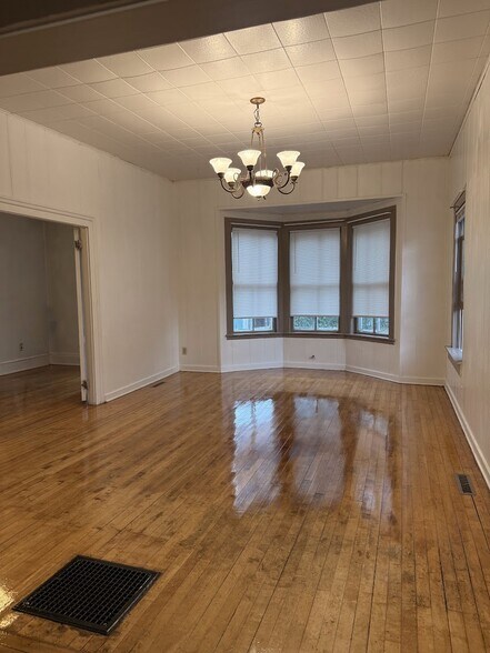 Building Photo - 414 2nd St W