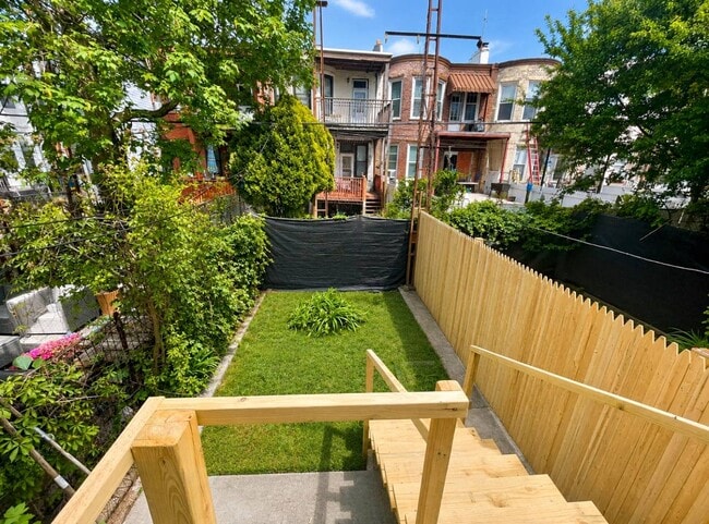 Building Photo - 72-45 60th Ln