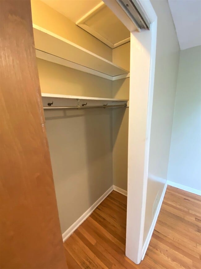 Building Photo - 1 Bedroom- Grandview Area