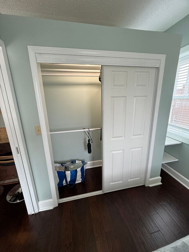 Building Photo - FULLY FURNISHED - Move in ready 1 bed & 1 ...