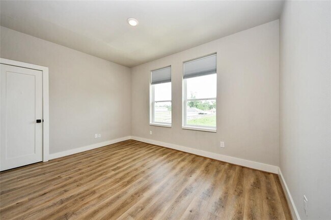 Building Photo - 2189 Mansfield St